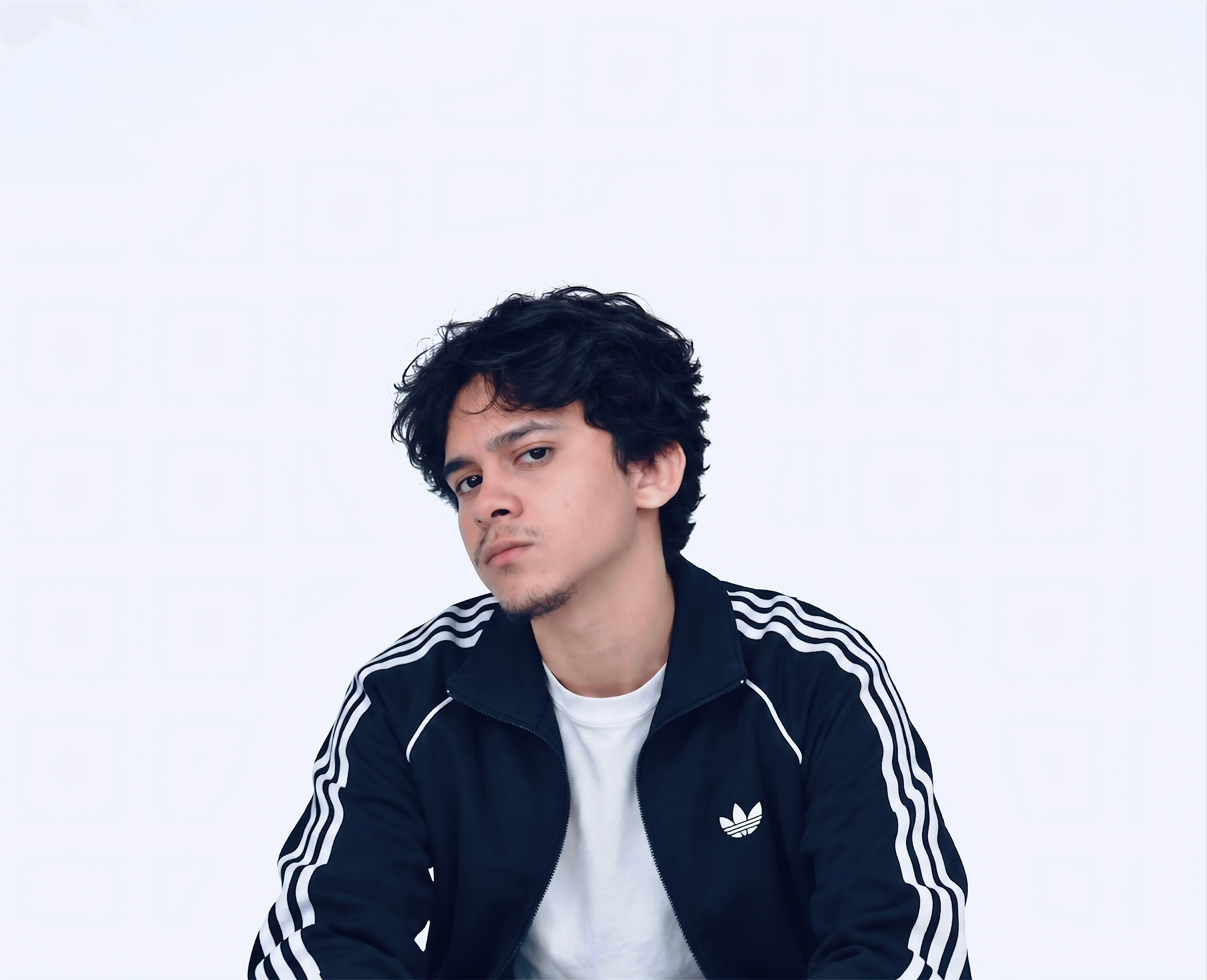 Retrato de Louds con chaqueta oscura sobre un fondo claro