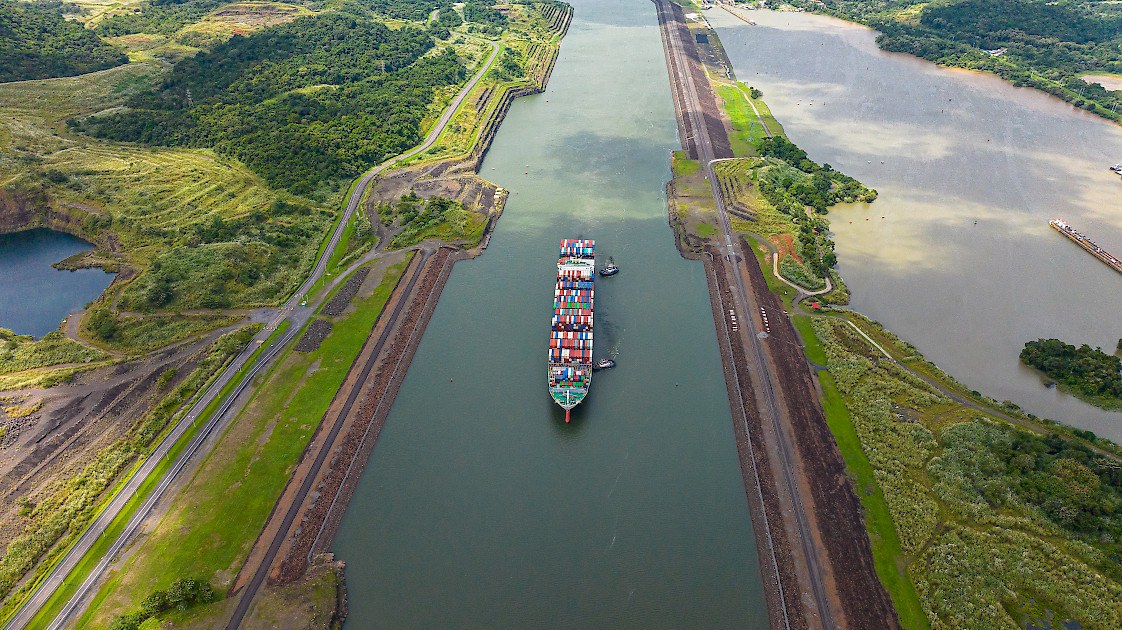 Buque portacontenedores transitando por el Canal de Panamá