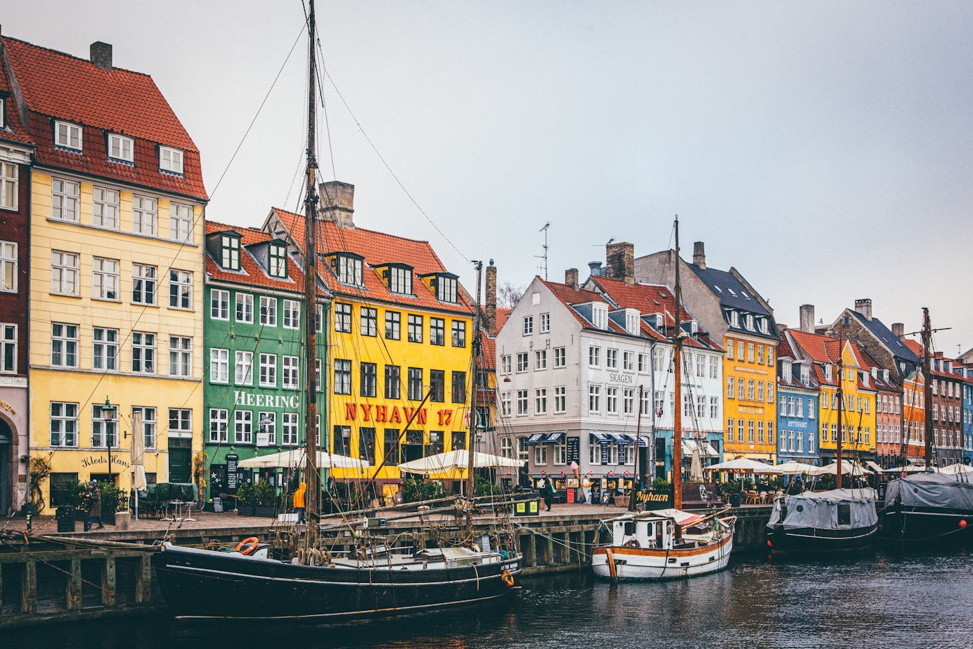 Casas y embarcaciones en el canal de Nyhavn, Copenhague