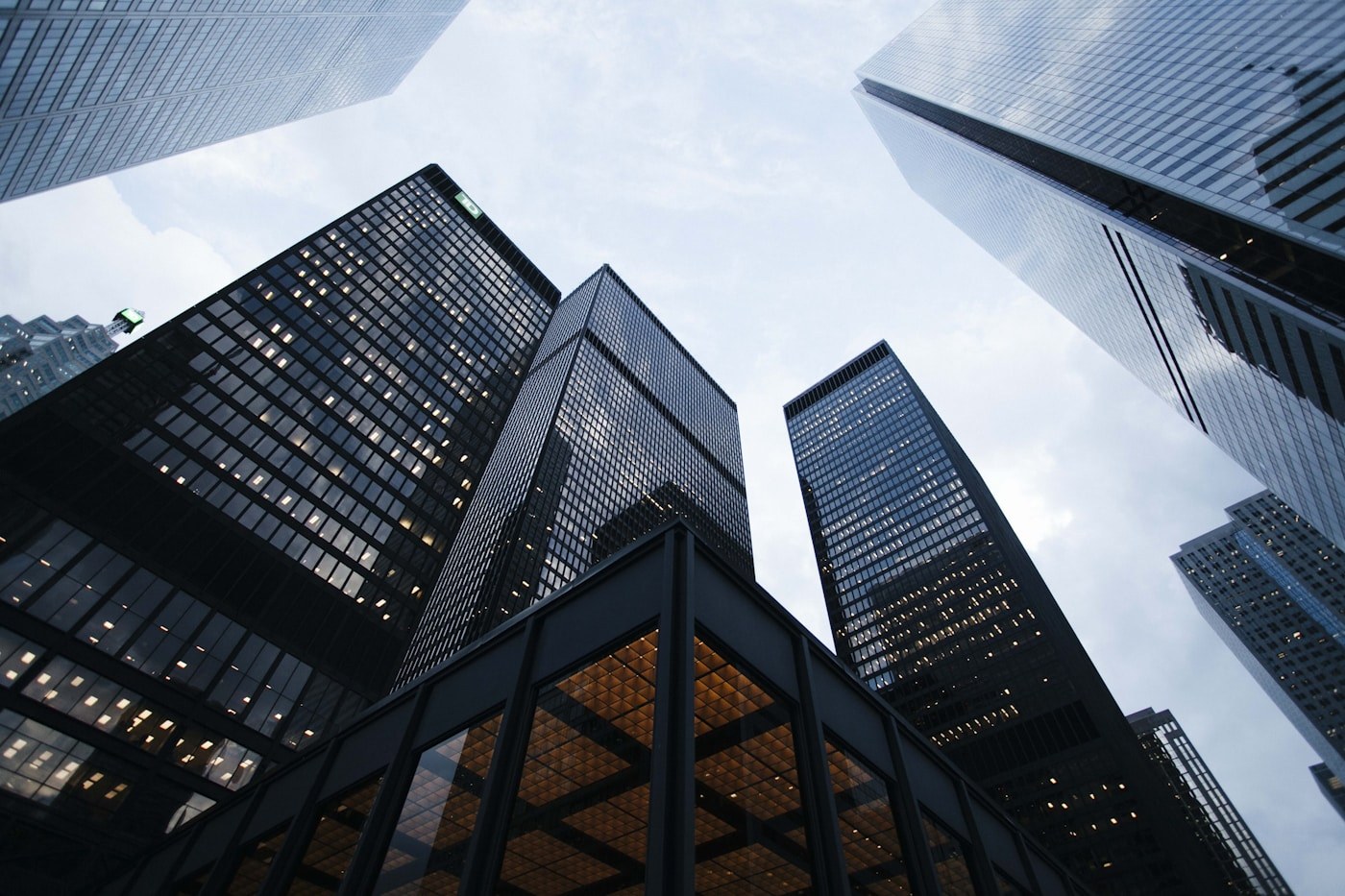 Edificios de oficinas vistos desde abajo