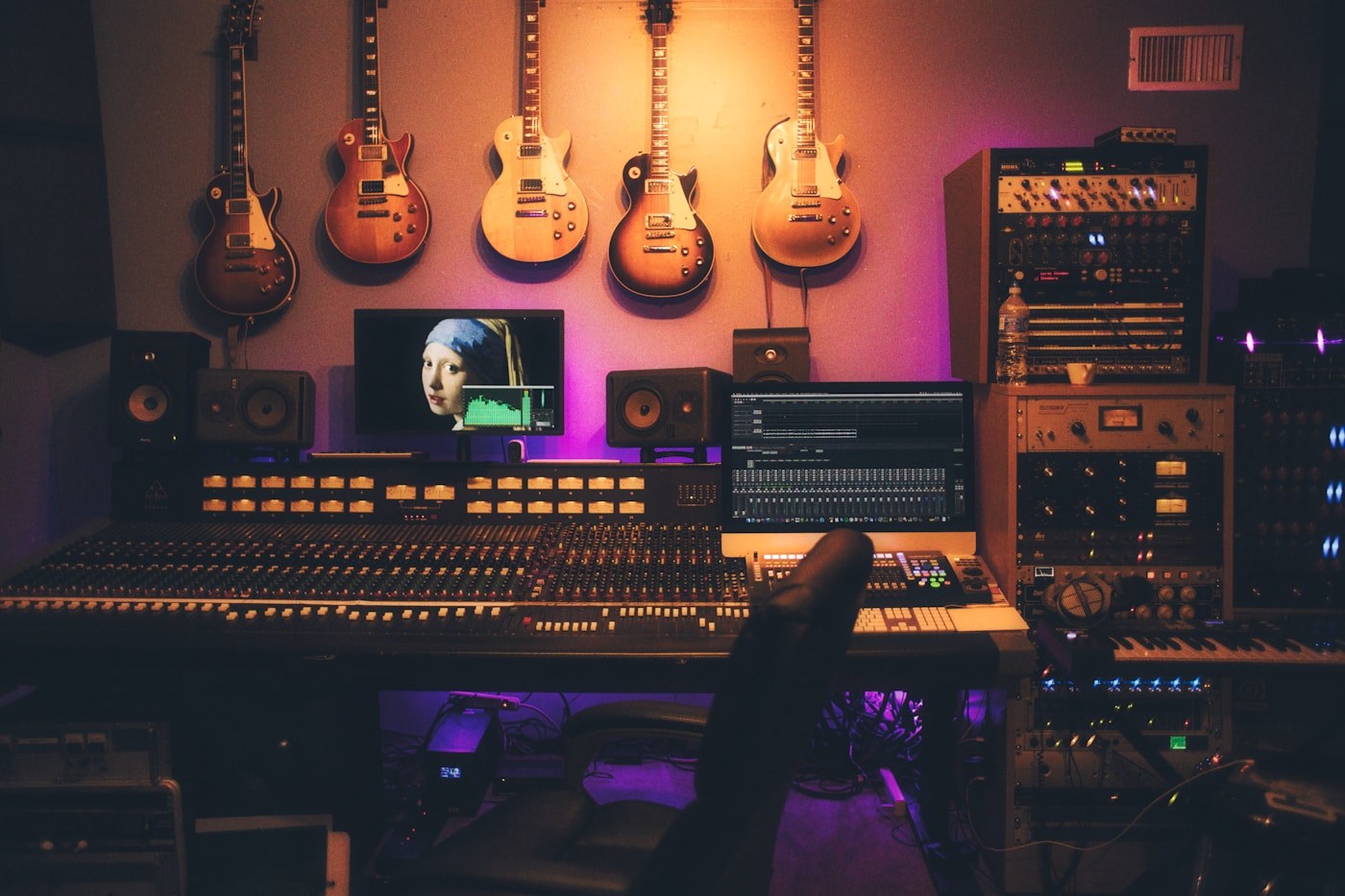 Equipo de producción en un estudio de música