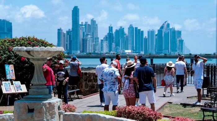Visitantes frente a la bahía y el horizonte de Ciudad de Panamá