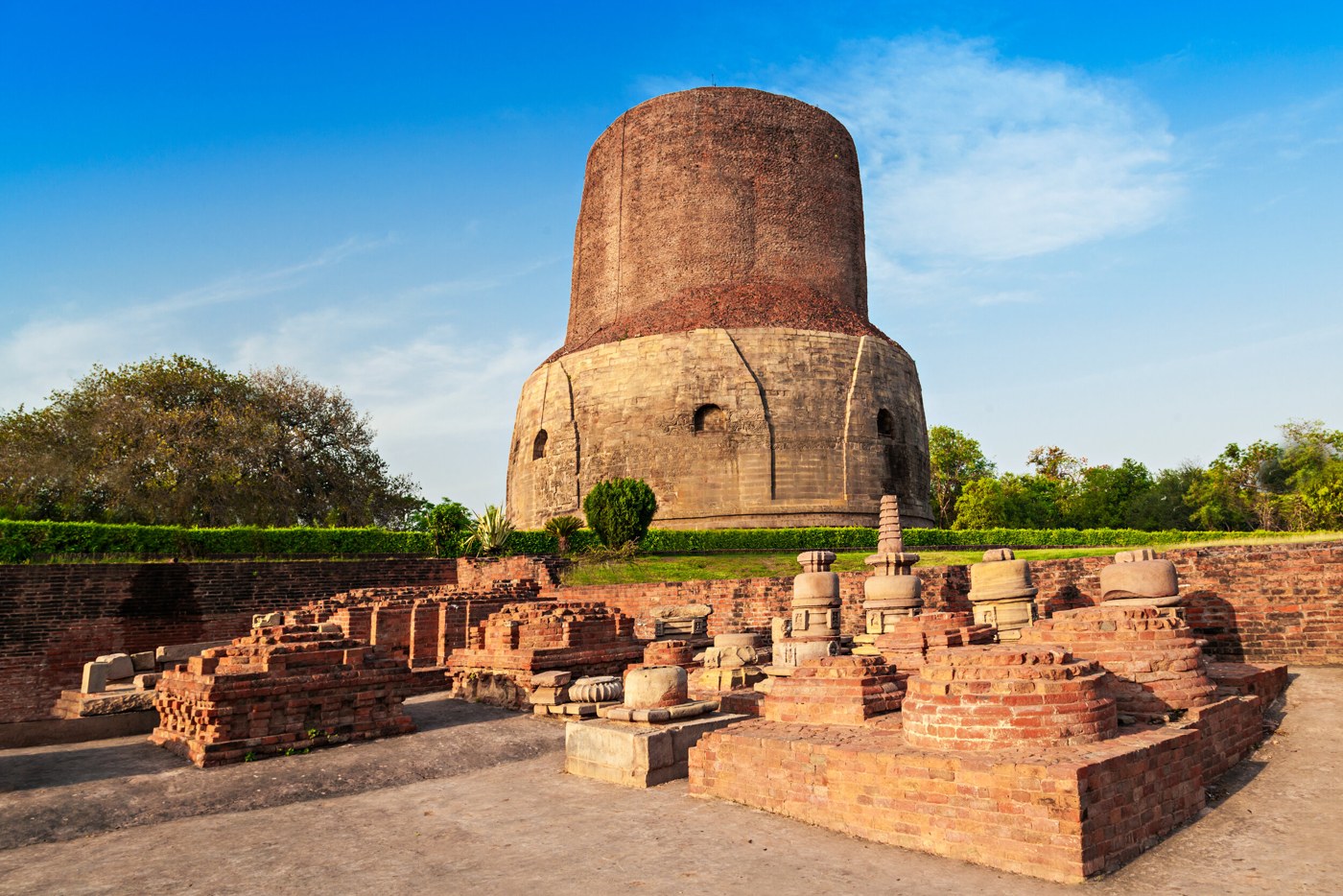 Estupa Dhamek y restos arqueológicos del sitio de Sarnath