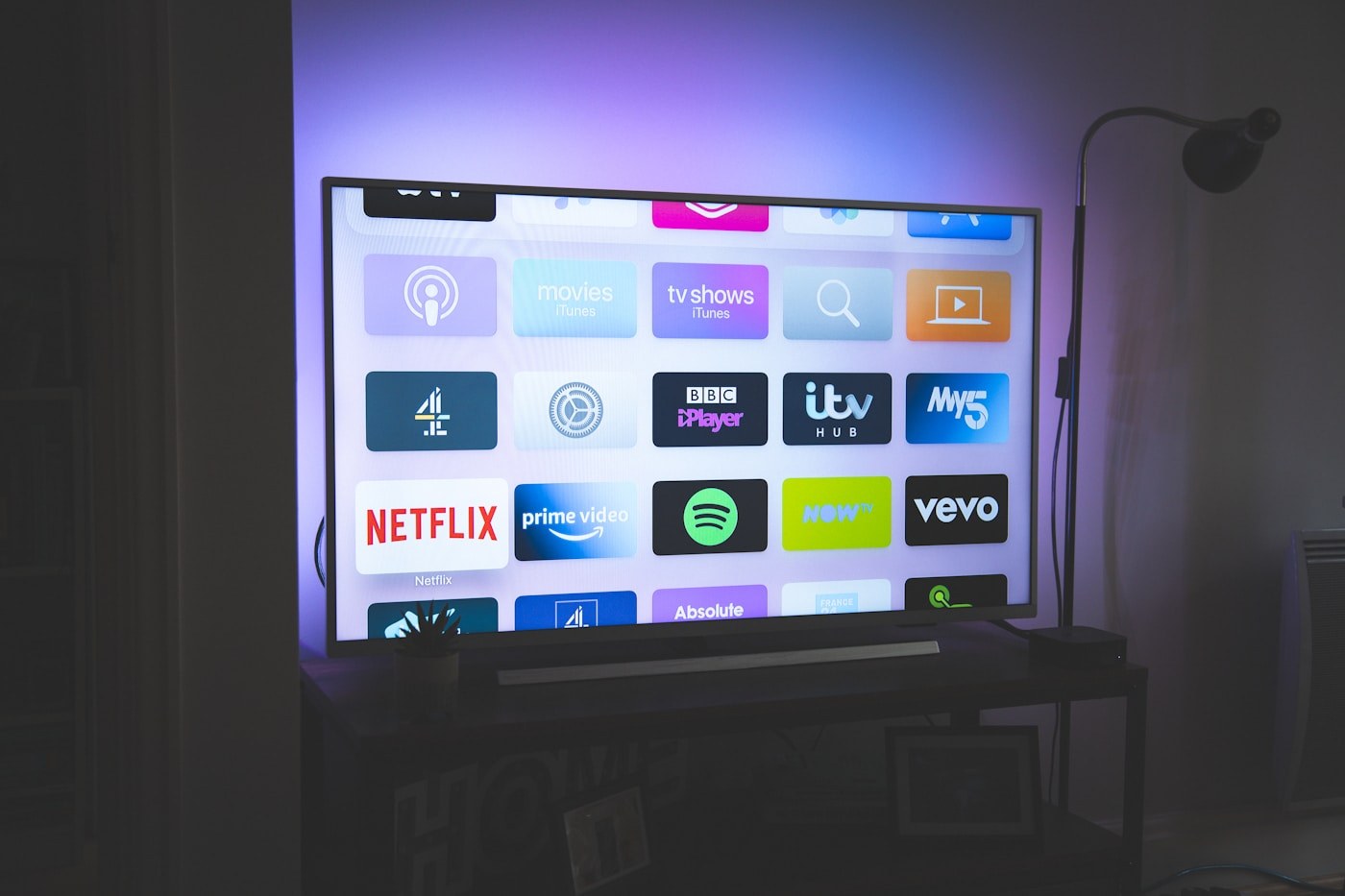 Pantalla de televisión en una sala